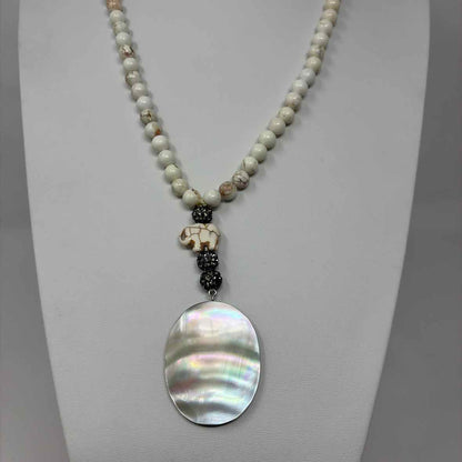 Pre-Owned Boutique White Stones Necklace