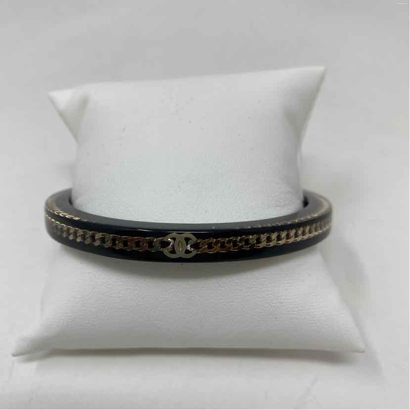 Pre-Owned Chanel Black Plastic Designer Jewelry