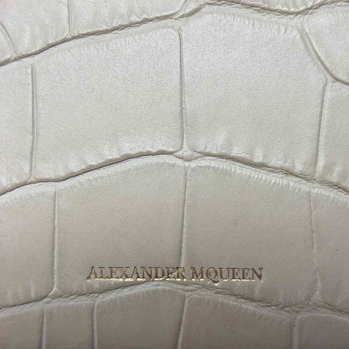 Pre-Owned Alexander McQueen Cream Leather Designer Handbag