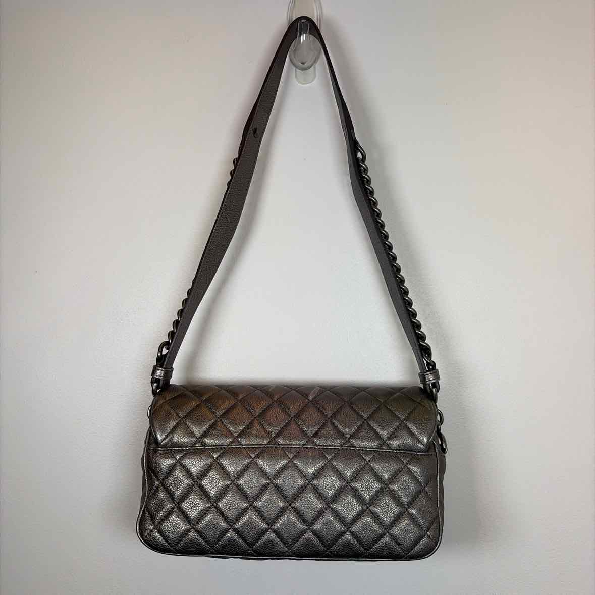 Pre-Owned Chanel Silver Leather Designer Handbag