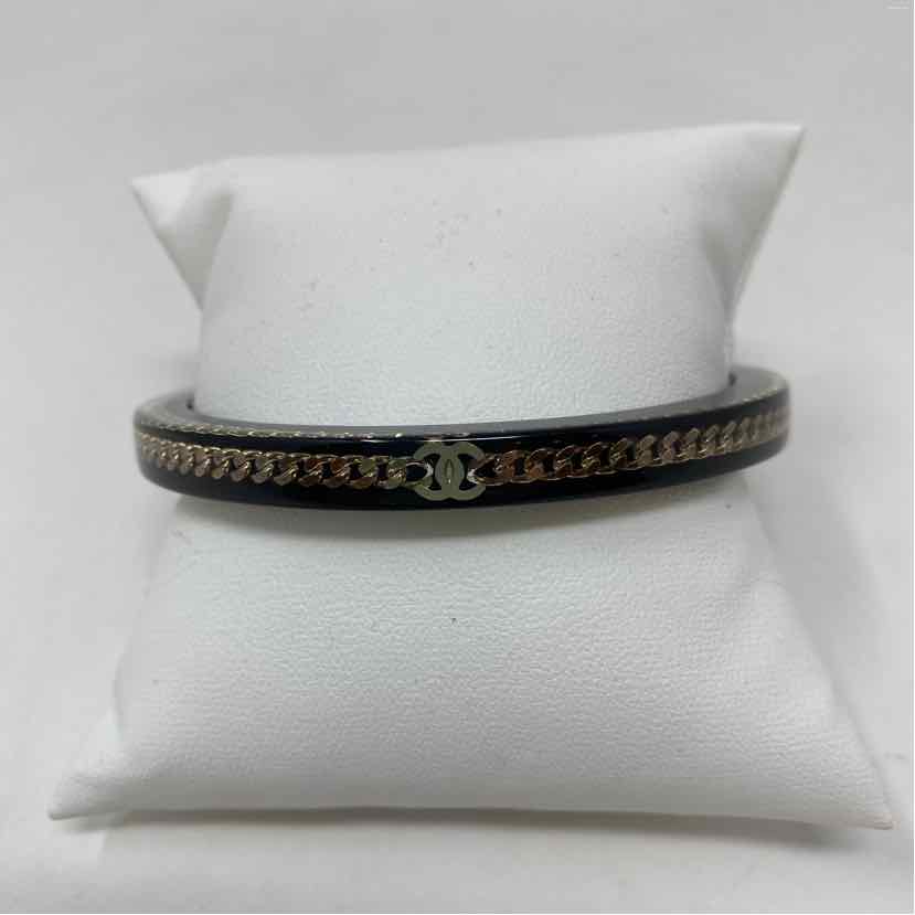 Pre-Owned Chanel Black Plastic Designer Jewelry