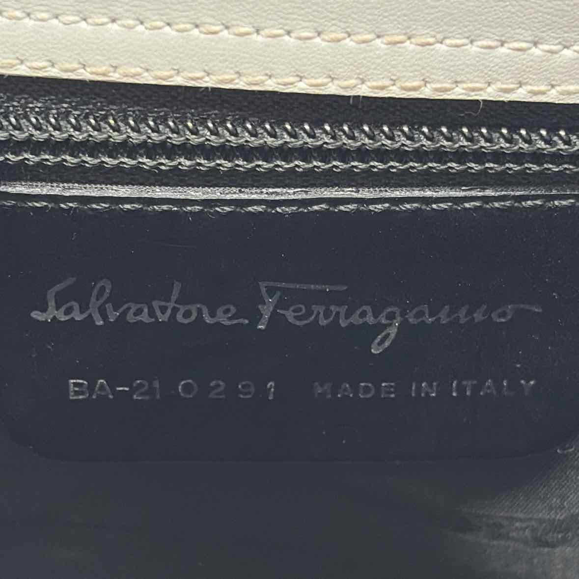 Pre-Owned Salvatore Ferragamo White Leather Designer Handbag