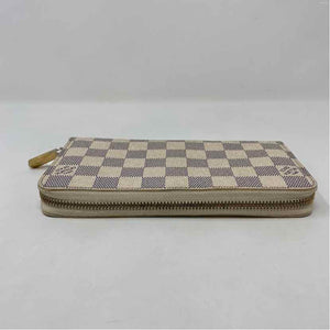 Pre-Owned Louis Vuitton White Canvas Designer Wallet