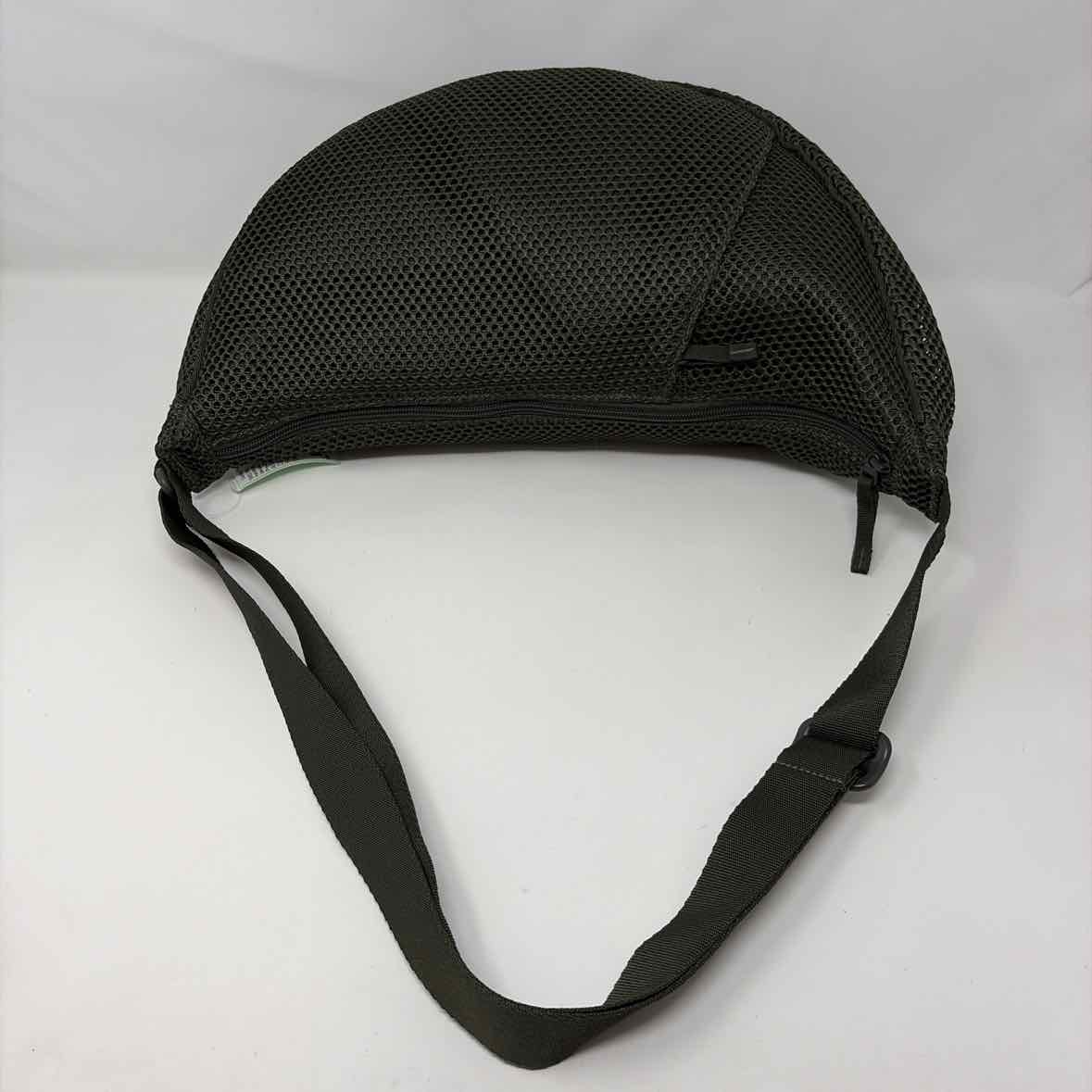 Pre-Owned Uniqlo Green Fabric Handbag