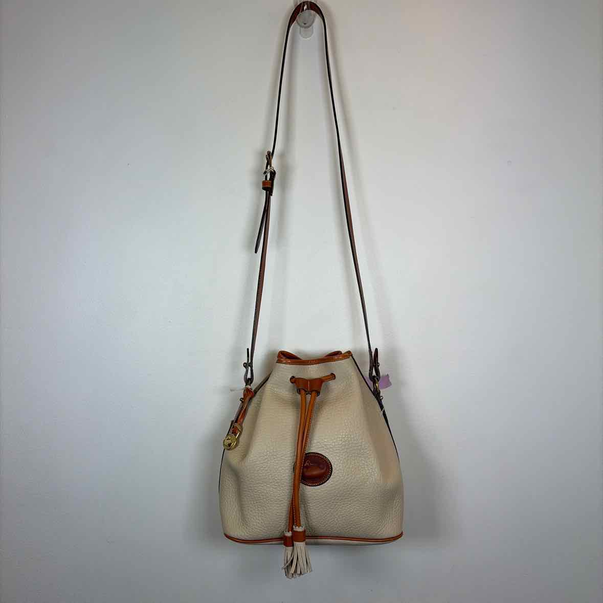 Pre-Owned Dooney & Bourke Cream Leather Handbag