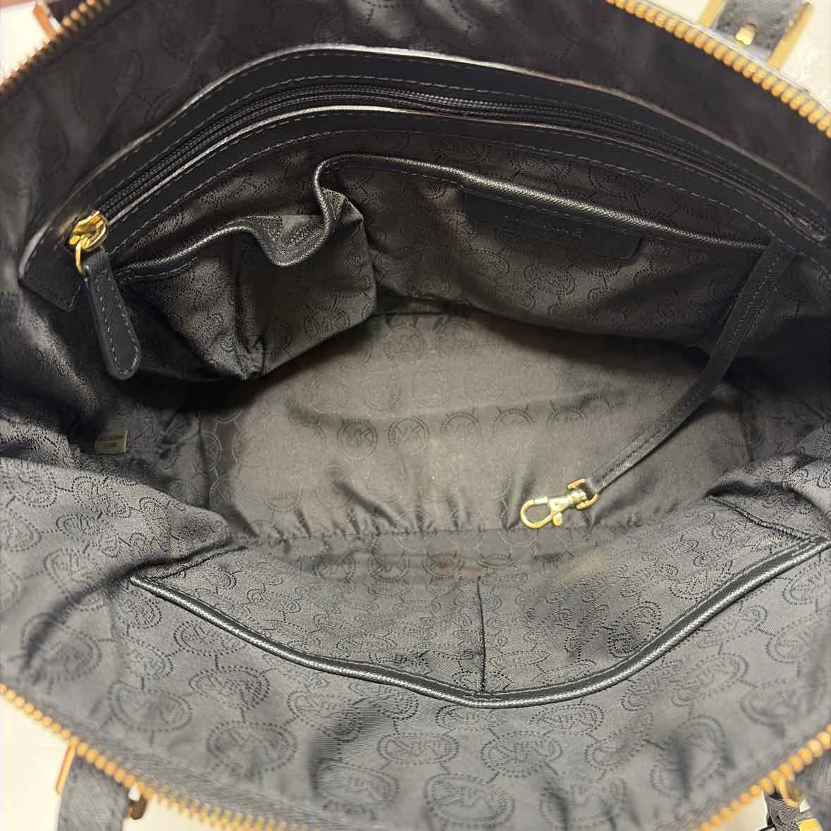 Pre-Owned Michael Kors Black Leather Handbag