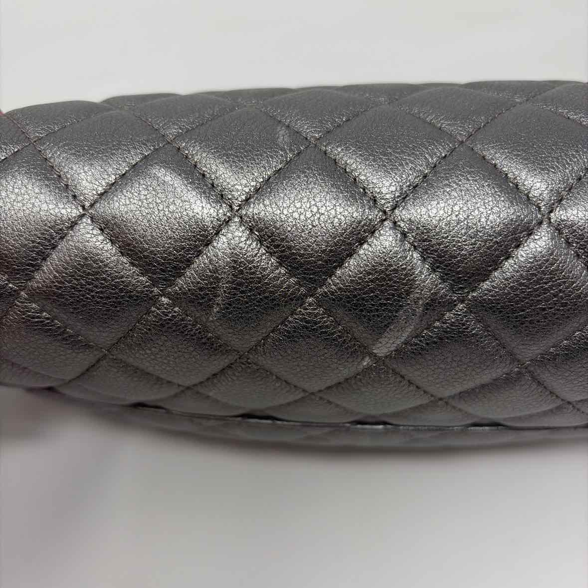 Pre-Owned Chanel Silver Leather Designer Handbag