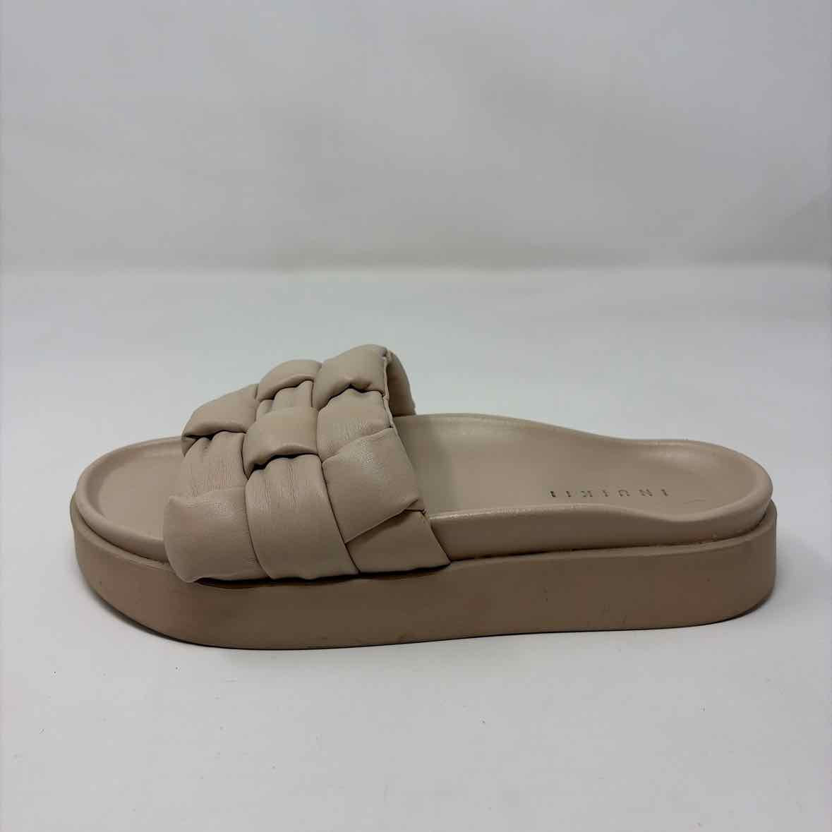 Pre-Owned Shoe Size 6.5 Inuki Beige Sandals